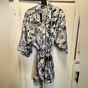 NWT Floral Navy Blue and White Japanese Kimono Satin Robe size XL